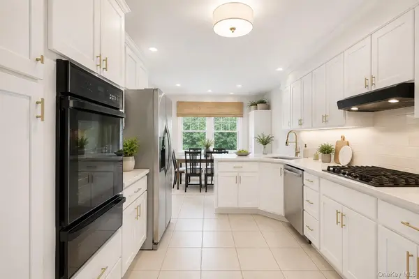 16 Baldwin LN, Scarsdale, NY 10583