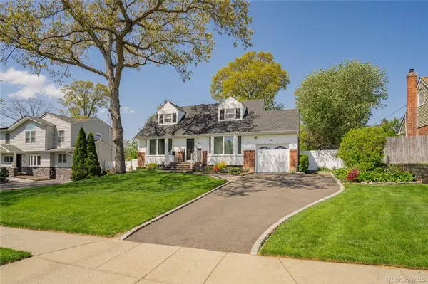43 Genesee DR, Commack, NY 11725