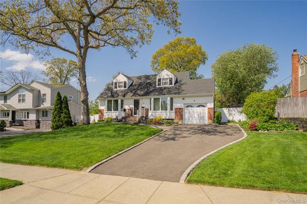 43 Genesee DR, Commack, NY 11725