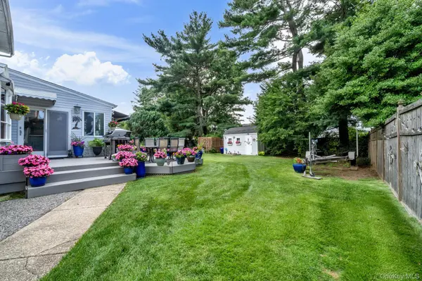 20 Cornwall LN, Hicksville, NY 11801