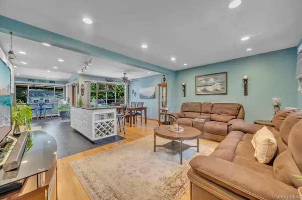 20 Cornwall LN, Hicksville, NY 11801