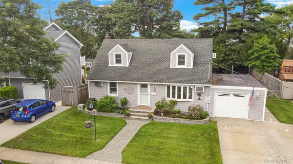 20 Cornwall LN, Hicksville, NY 11801