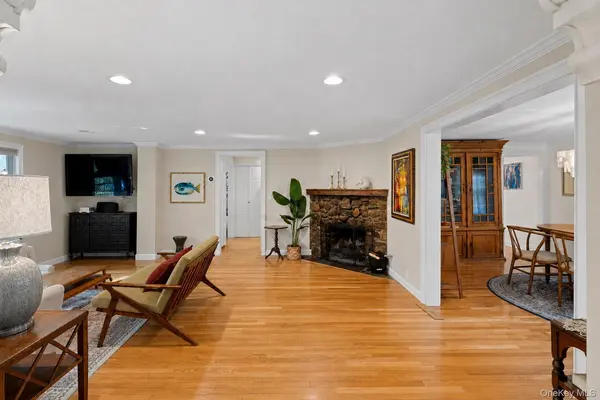 18 Walnut AVE, Setauket, NY 11733