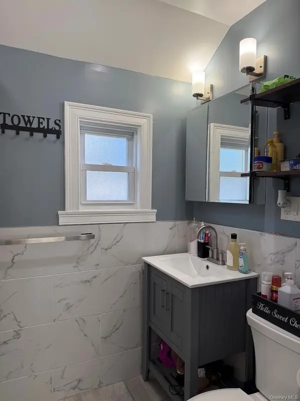 19 9th AVE, Huntington Station, NY 11746