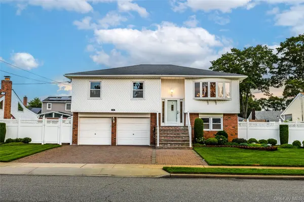 93 Toronto AVE, Massapequa, NY 11758