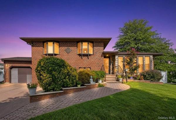 11 Verbena CT, Hicksville, NY 11801