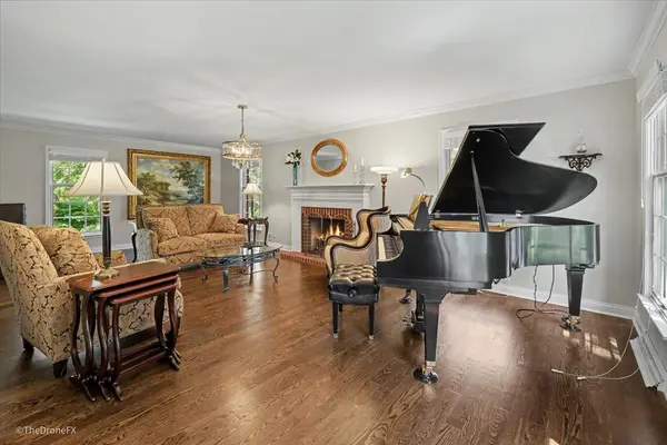 39 Cambridge DR, Oak Brook, IL 60523
