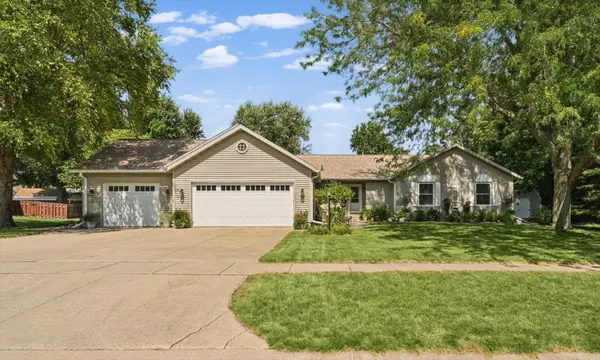 2002 Spruce LN, Monticello, IL 61856