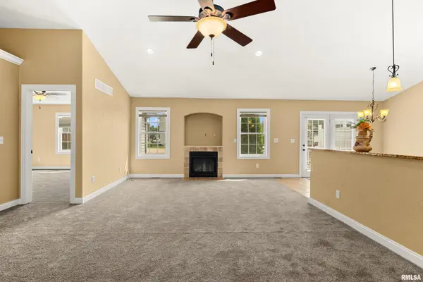 1602 REMINGTON RD, Pekin, IL 61554