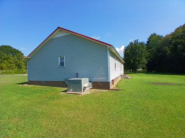 67 Jenkins Dr, Fayetteville, TN 37334