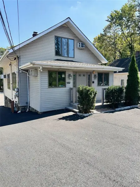 282 N Middletown RD, Pearl River, NY 10965