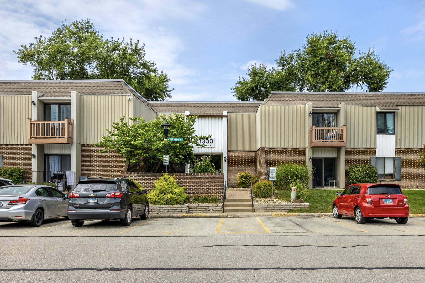 7300 Fairview AVE #206, Downers Grove, IL 60516