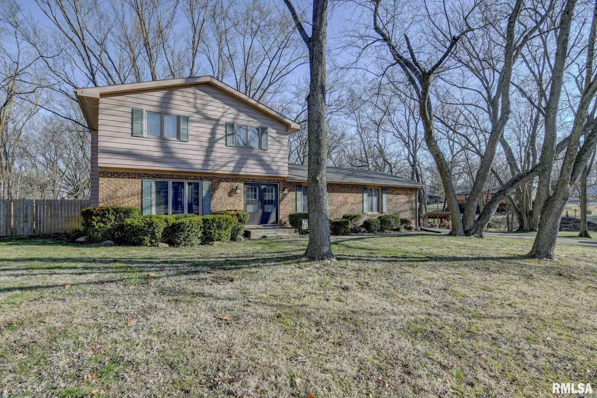 5605 Grissom DR, Springfield, IL 62711
