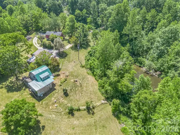 255 & 257 Crescent ST, Saluda, NC 28773