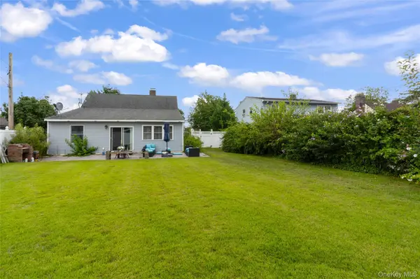 42 Mockingbird LN, Levittown, NY 11756