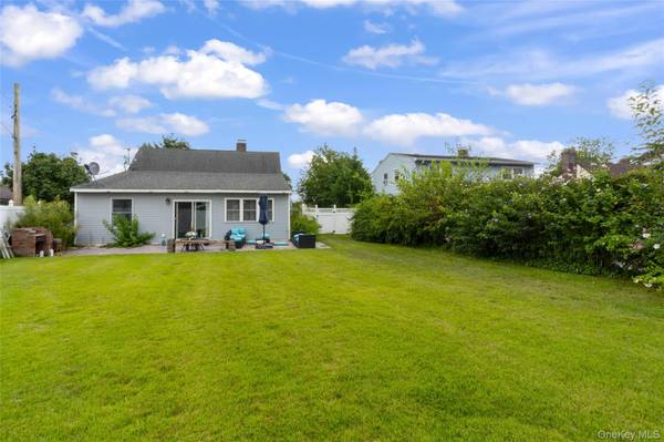 42 Mockingbird LN, Levittown, NY 11756