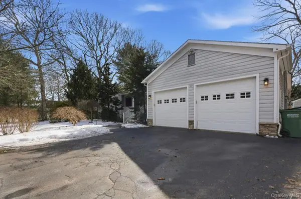 19 Howell PL, Speonk, NY 11972