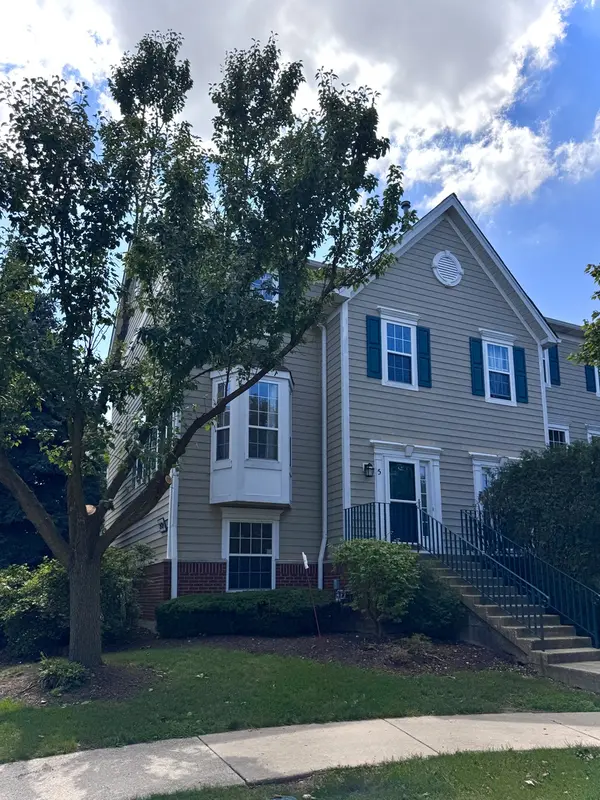 2424 Courtyard CIR #5, Aurora, IL 60506
