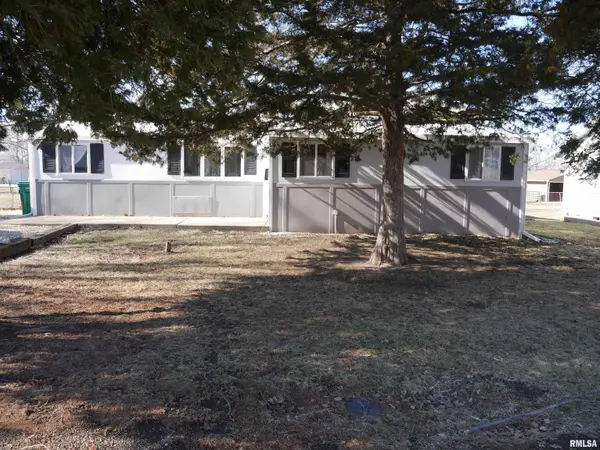 72 N CEDAR ST, Farmington, IL 61531
