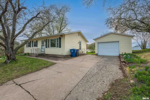 3406 MAGNOLIA CT, Bettendorf, IA 52722