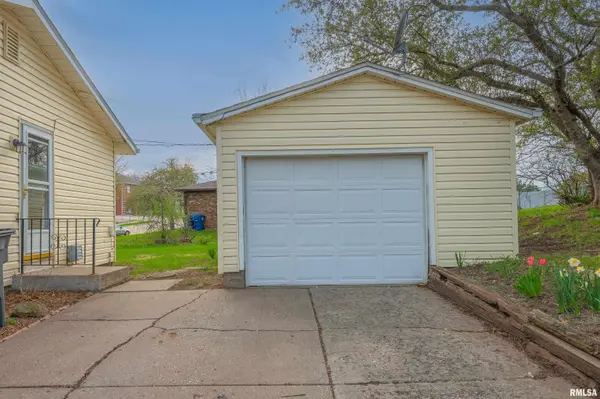 3406 MAGNOLIA CT, Bettendorf, IA 52722