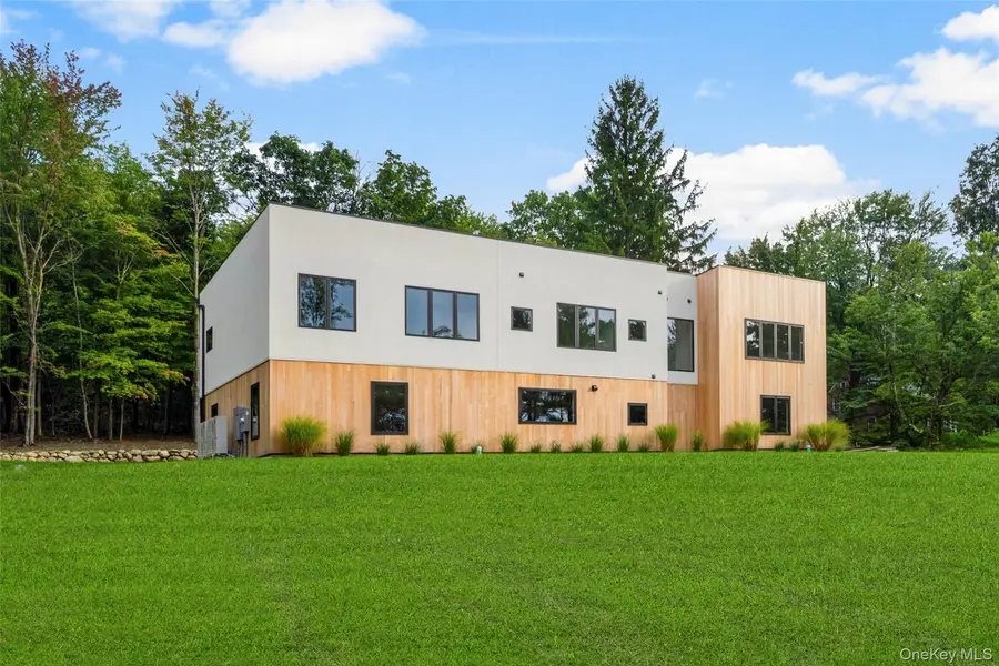39 Mountain LN, Beacon, NY 12508