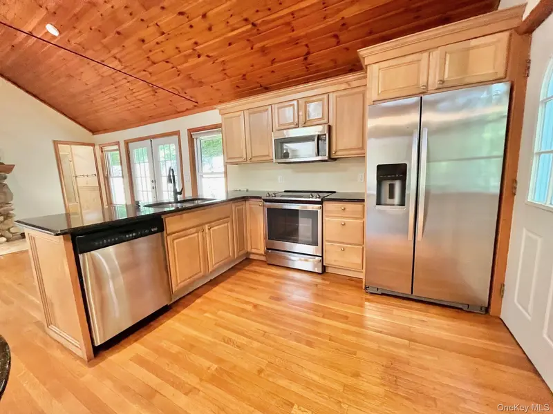 8 Anton PL, Lake Peekskill, NY 10537