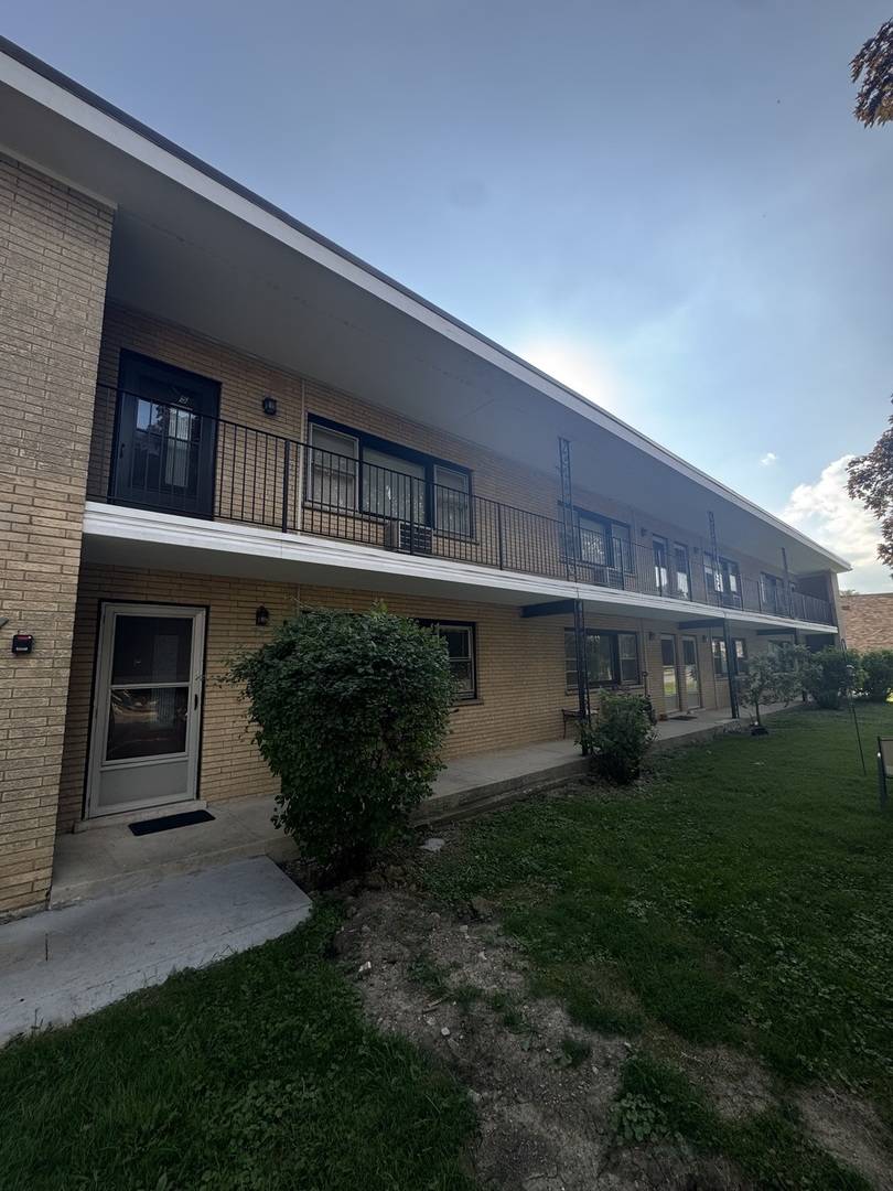 581 Burlington AVE #8, Clarendon Hills, IL 60514