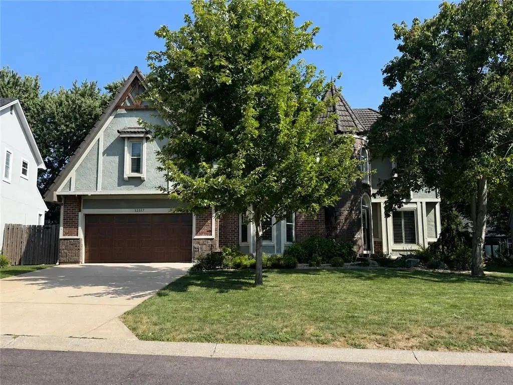 12317 Walmer ST, Overland Park, KS 66209
