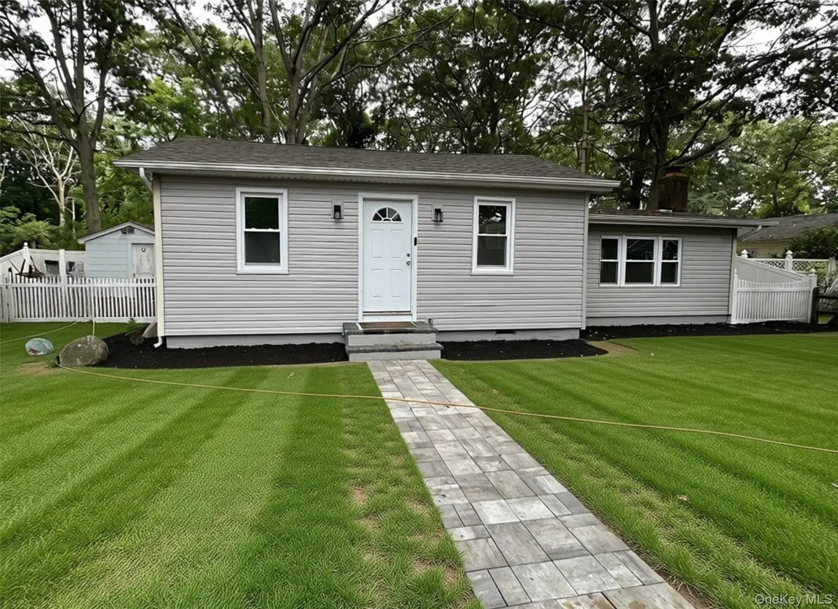 10 Barclay RD, Mastic Beach, NY 11951