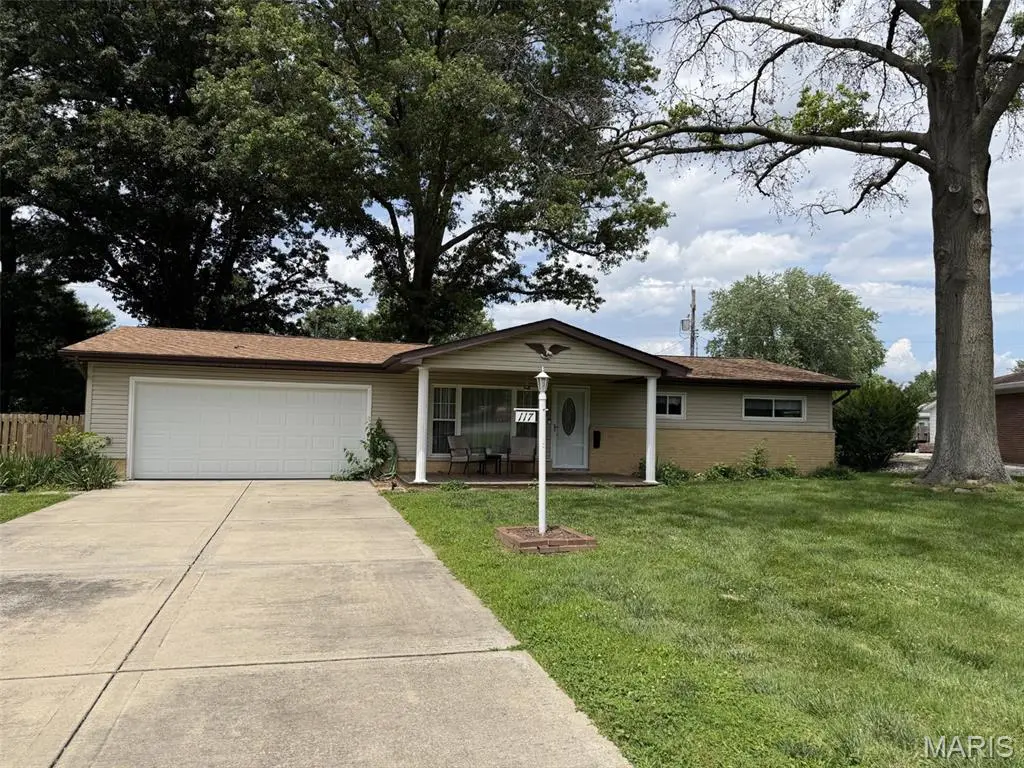 117 Cresthaven DR, Belleville, IL 62221