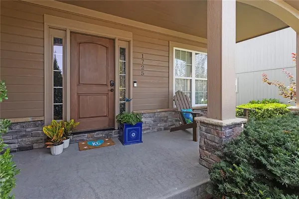 1725 NE NINE OAKS DR, Lee's Summit, MO 64086
