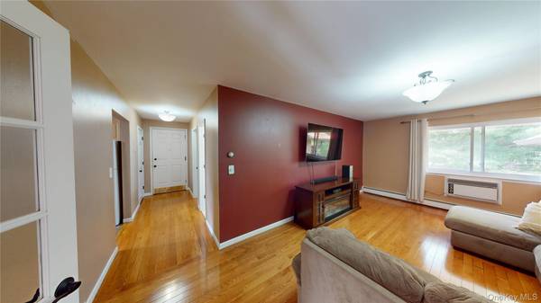 136 Sierra Vista LN, Valley Cottage, NY 10989
