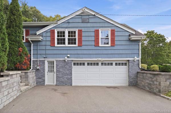 4 Honey LN, Miller Place, NY 11764
