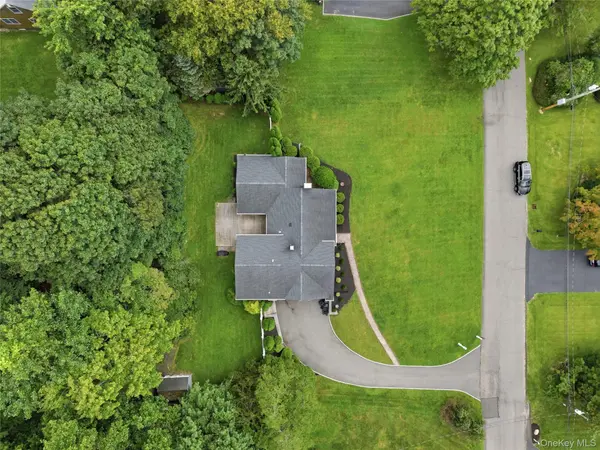 4 Honey LN, Miller Place, NY 11764