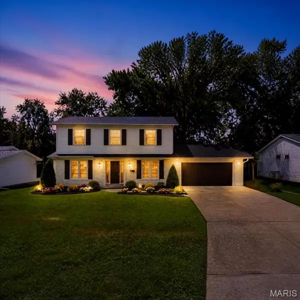 750 Lamplight LN, Hazelwood, MO 63042
