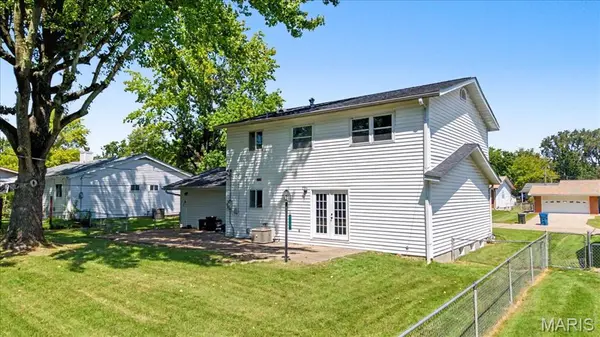 750 Lamplight LN, Hazelwood, MO 63042