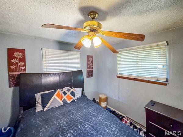 1129 Walker AVE, St Louis, MO 63138