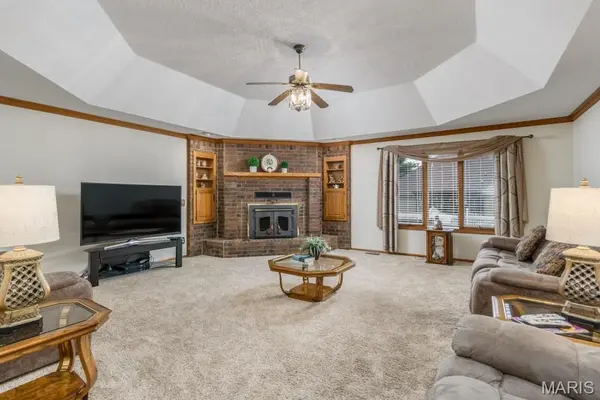 417 LANTERN LN, Lebanon, MO 65536