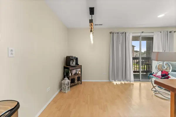 9147 S Roberts RD #205, Hickory Hills, IL 60457