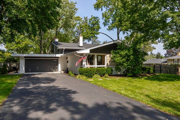 1024 Catalpa LN, Naperville, IL 60540