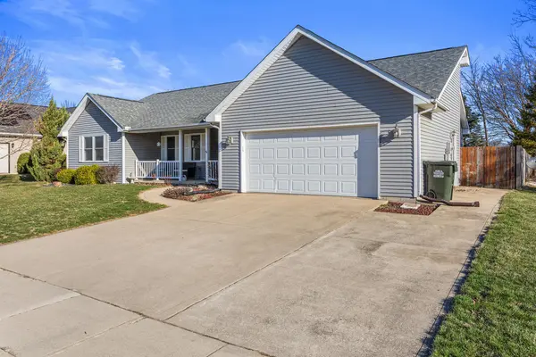 1202 Edgeview DR, Mahomet, IL 61853