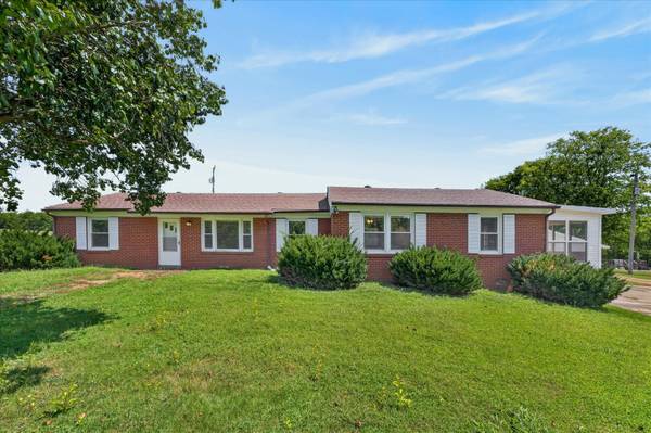 3252 Marthas Chapel Rd, Cunningham, TN 37052