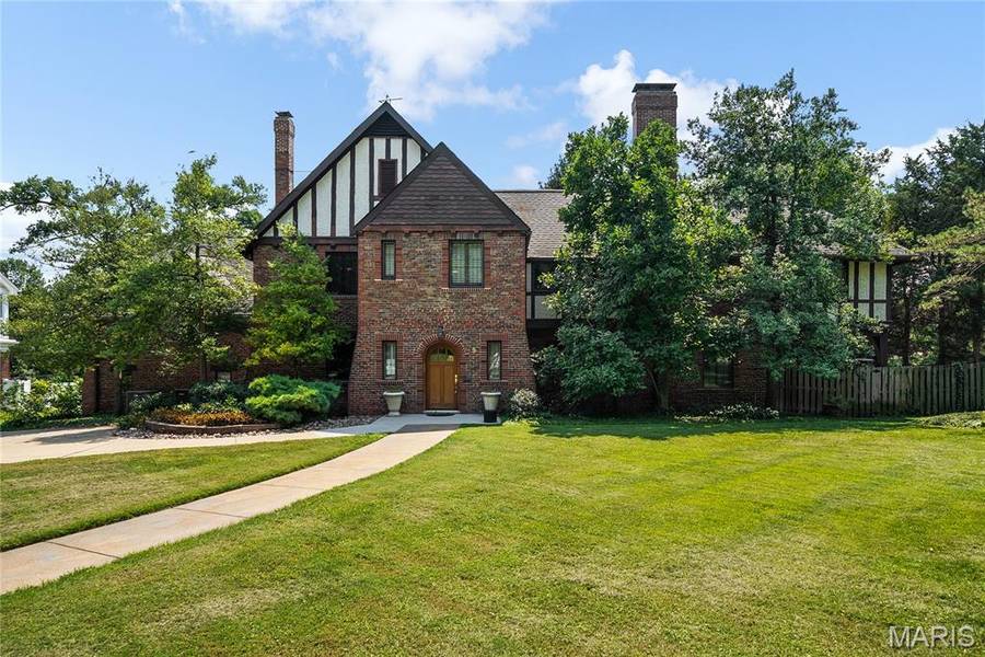 9 Bellerive Acres, Bellerive, MO 63121