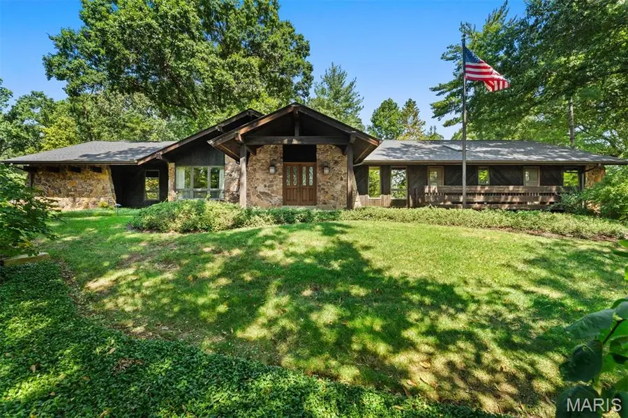 7 Villa Coublay, Frontenac, MO 63131