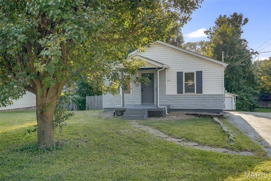 717 Greenwood PL, Collinsville, IL 62234
