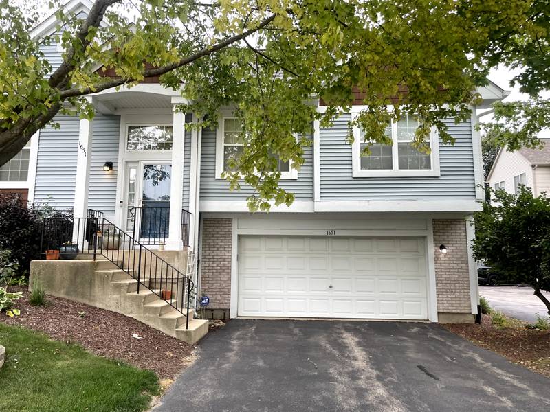 1651 Apple Tree LN, West Chicago, IL 60185