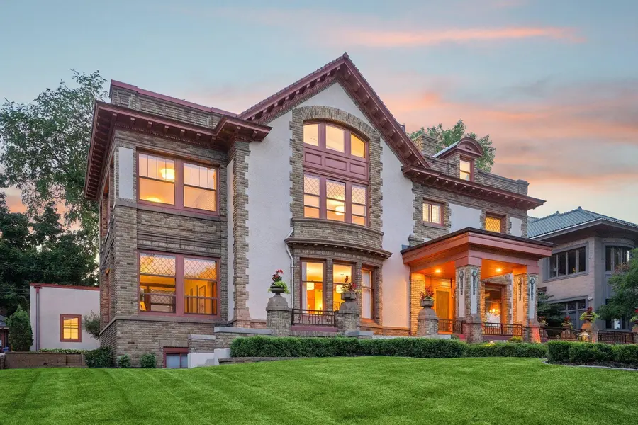 2224 W Lake Of The Isles Pkwy, Minneapolis, MN 55405