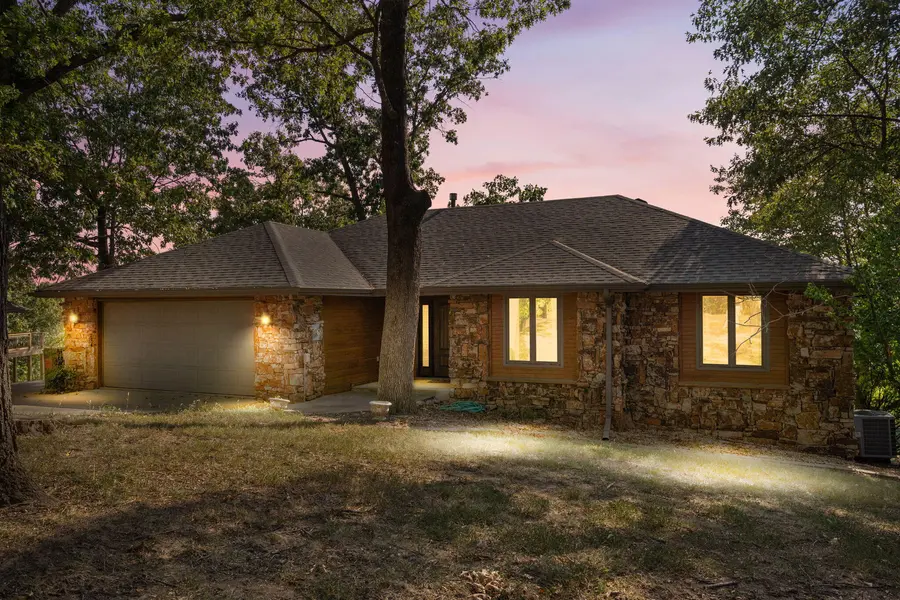 39 White Oak Estates RD, Kimberling City, MO 65686