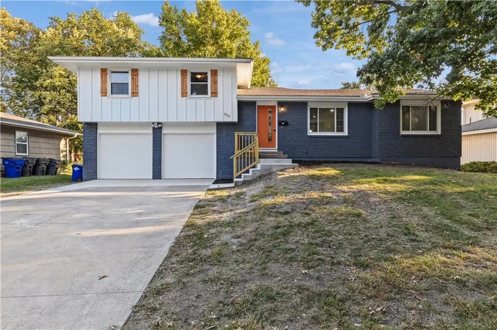 1202 E Ridgeway DR, Olathe, KS 66106